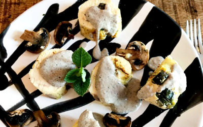 Ballotines de poulet, courgette & mozza – Sauce aux champignons de Paris